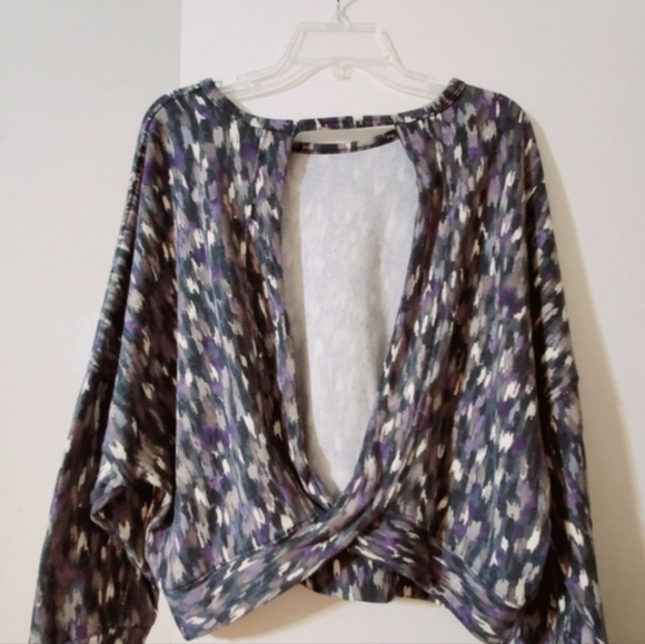 Multi colored sweater with back peek opening. - Picture 1 of 3